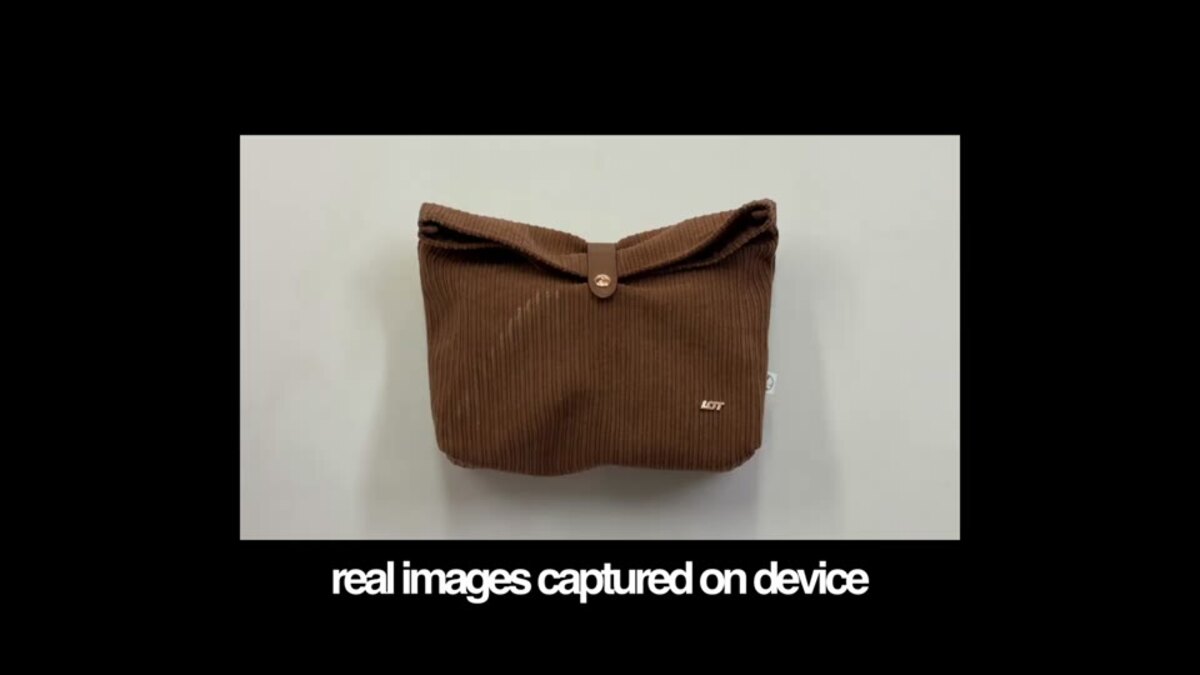 Eine geschlossene braune Cordtasche auf hellem Untergrund